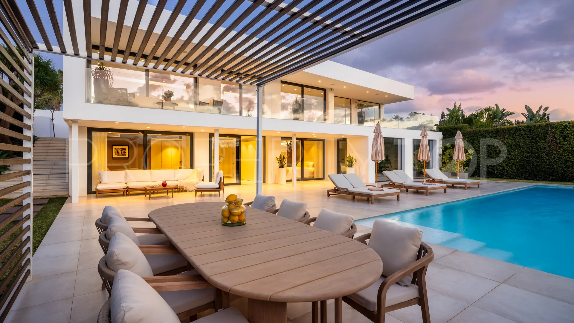 Se vende villa en Nueva Andalucia de 6 dormitorios