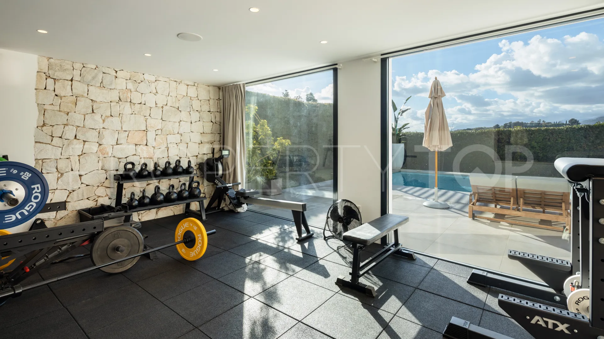 Se vende villa en Nueva Andalucia de 6 dormitorios