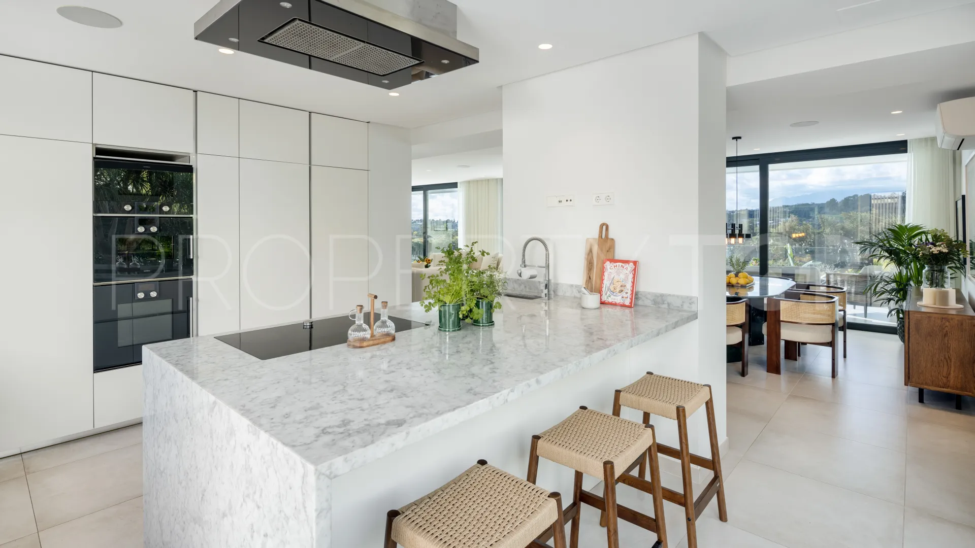 Se vende villa en Nueva Andalucia de 6 dormitorios
