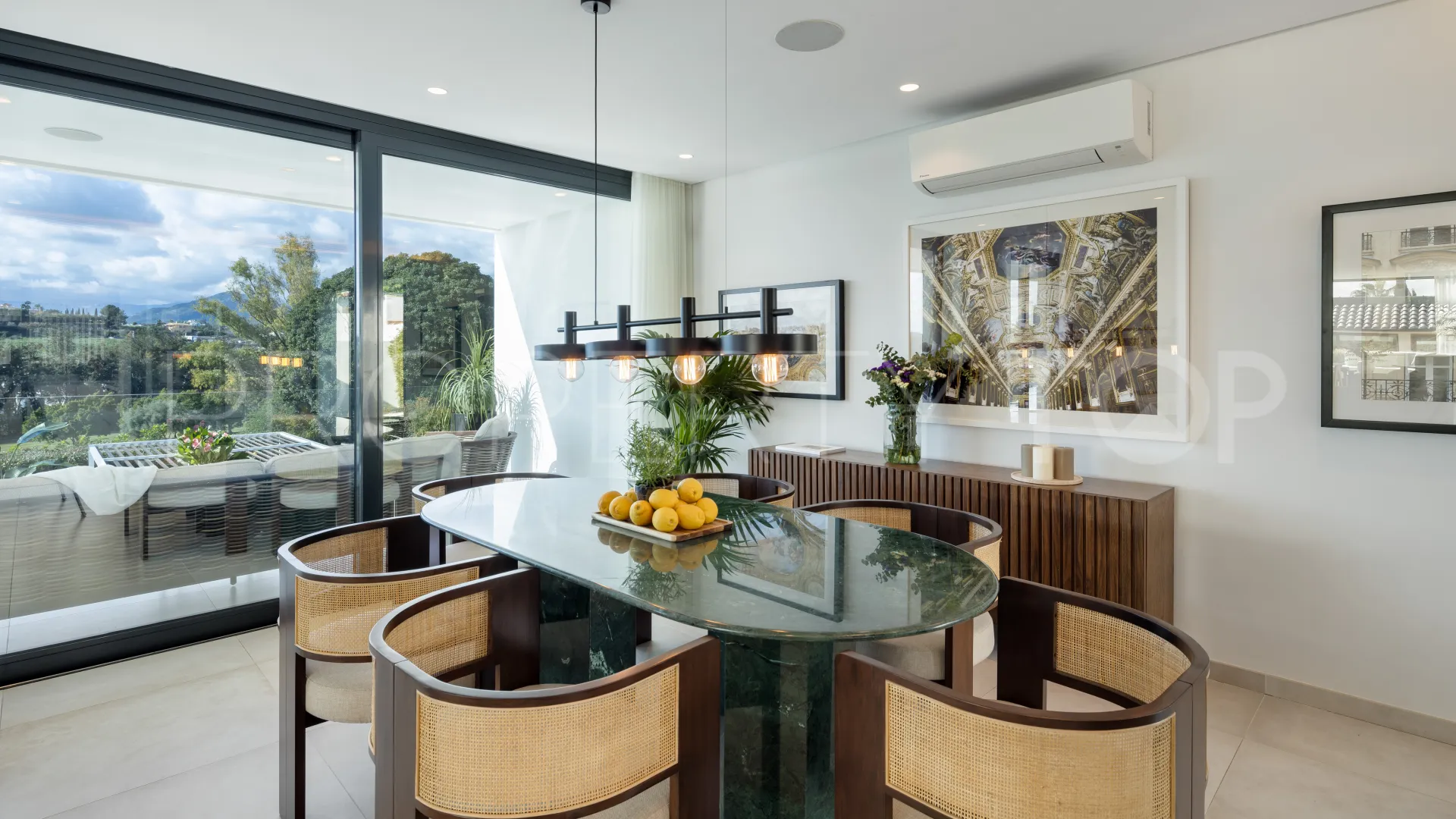 Se vende villa en Nueva Andalucia de 6 dormitorios