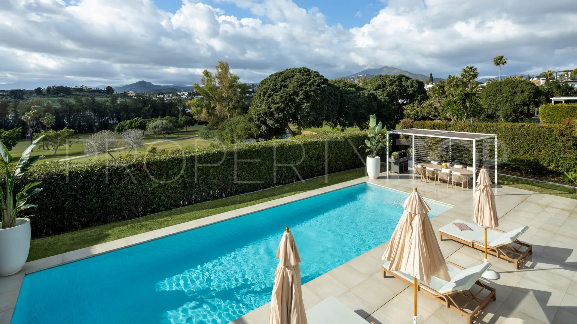 Se vende villa en Nueva Andalucia de 6 dormitorios