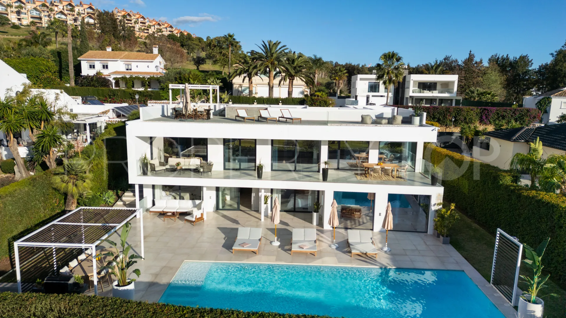 Se vende villa en Nueva Andalucia de 6 dormitorios
