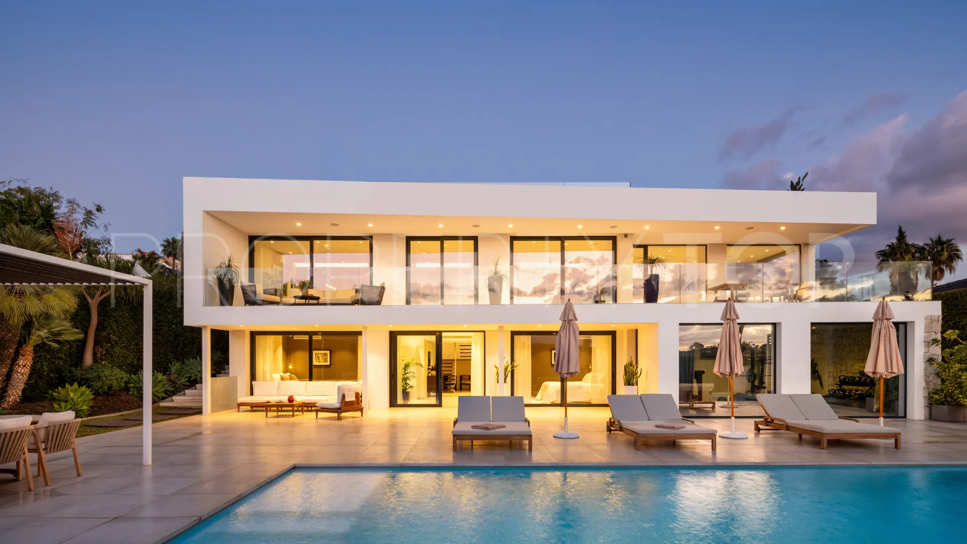 Se vende villa en Nueva Andalucia de 6 dormitorios