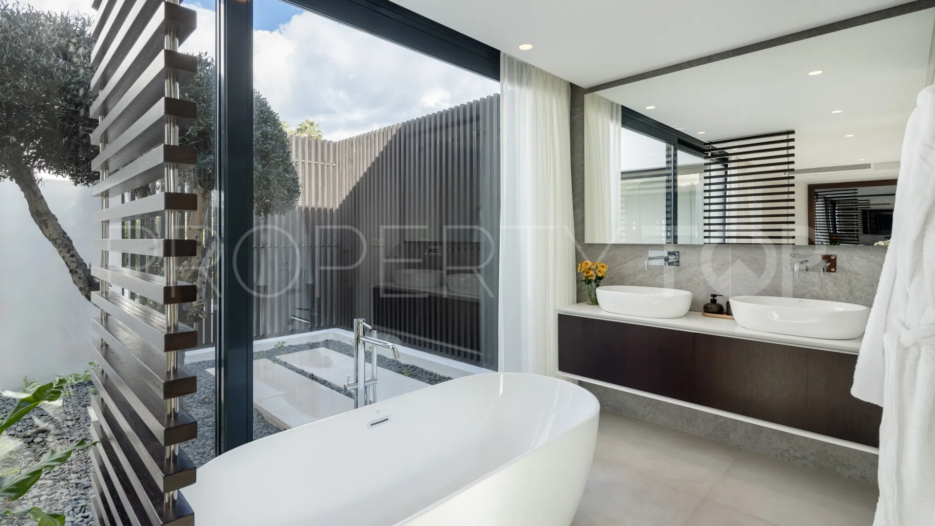 Se vende villa en Nueva Andalucia de 6 dormitorios