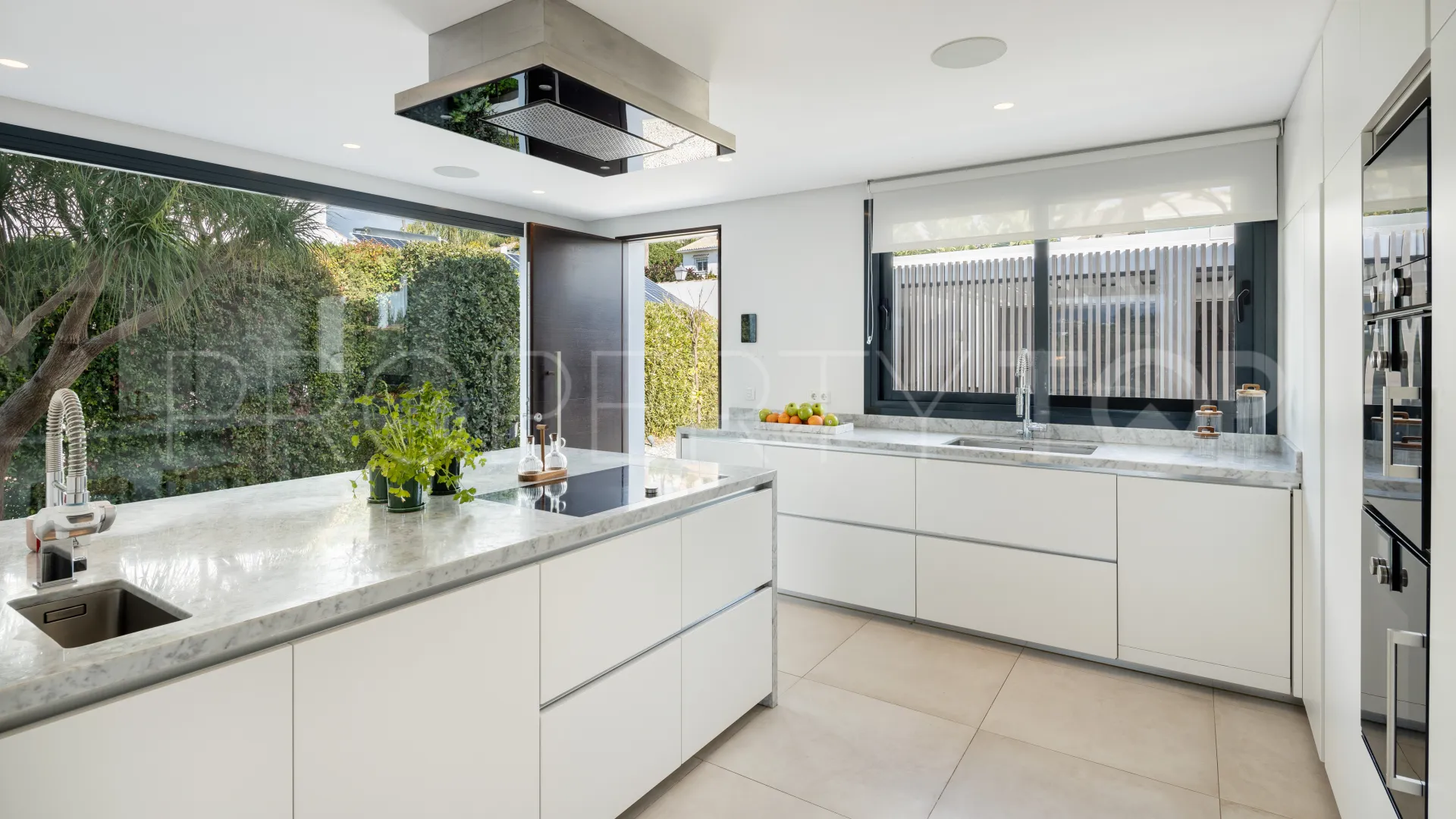 Se vende villa en Nueva Andalucia de 6 dormitorios