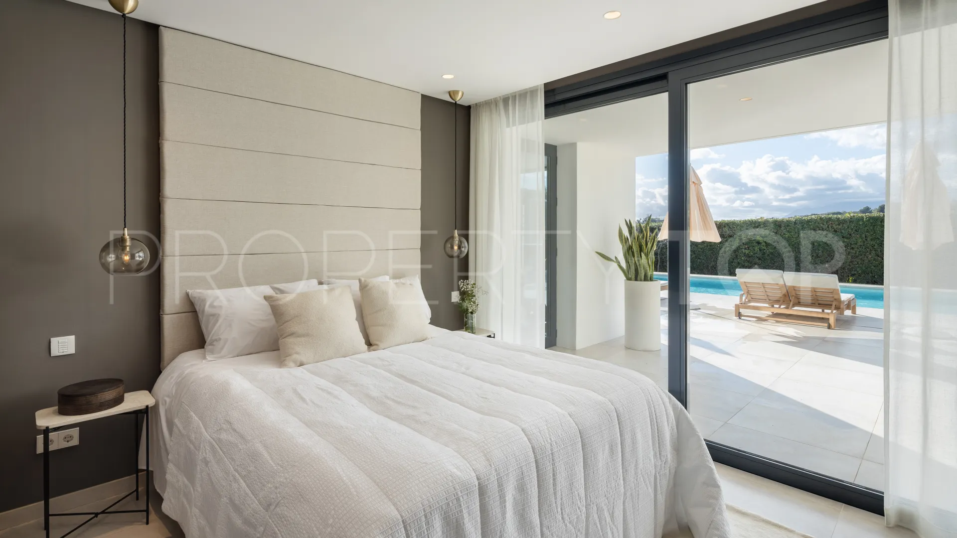 Se vende villa en Nueva Andalucia de 6 dormitorios