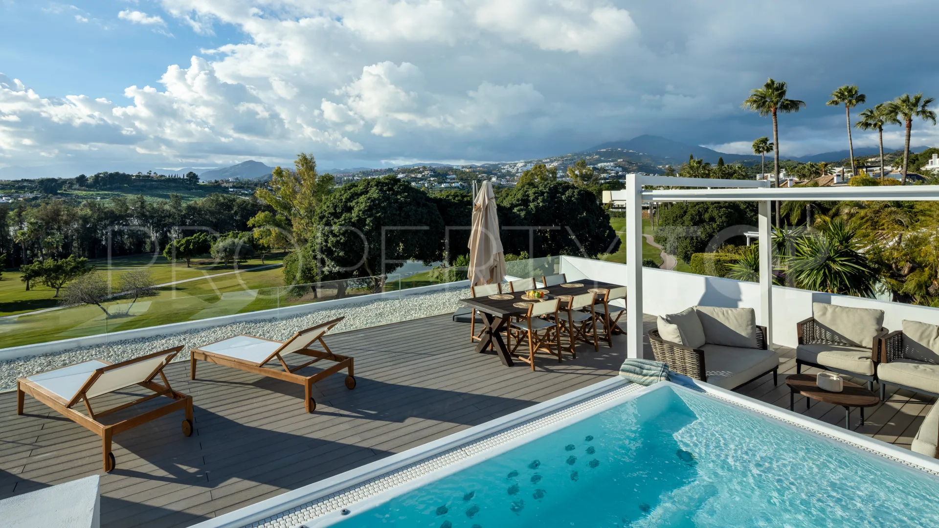 Se vende villa en Nueva Andalucia de 6 dormitorios