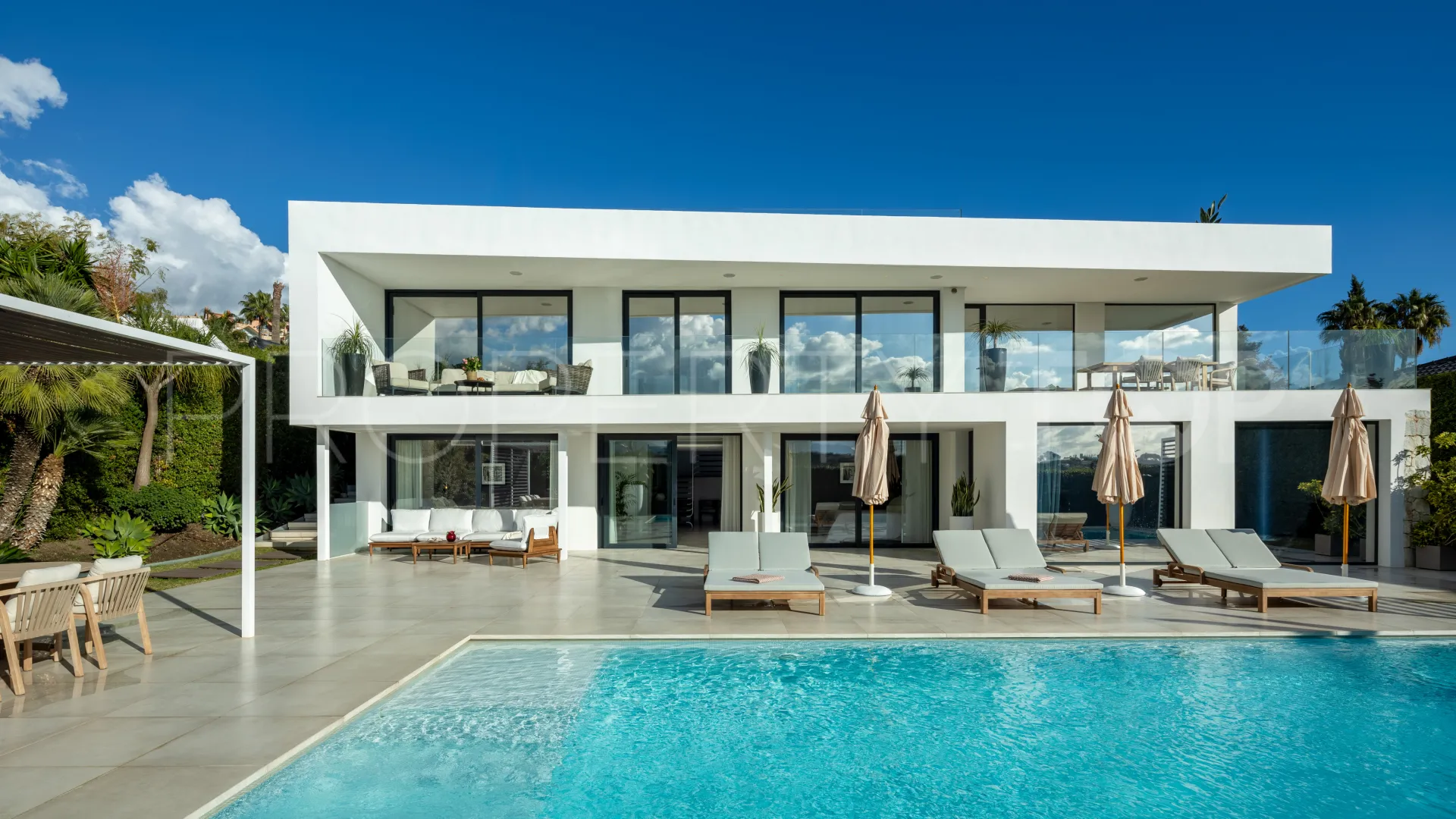 Se vende villa en Nueva Andalucia de 6 dormitorios