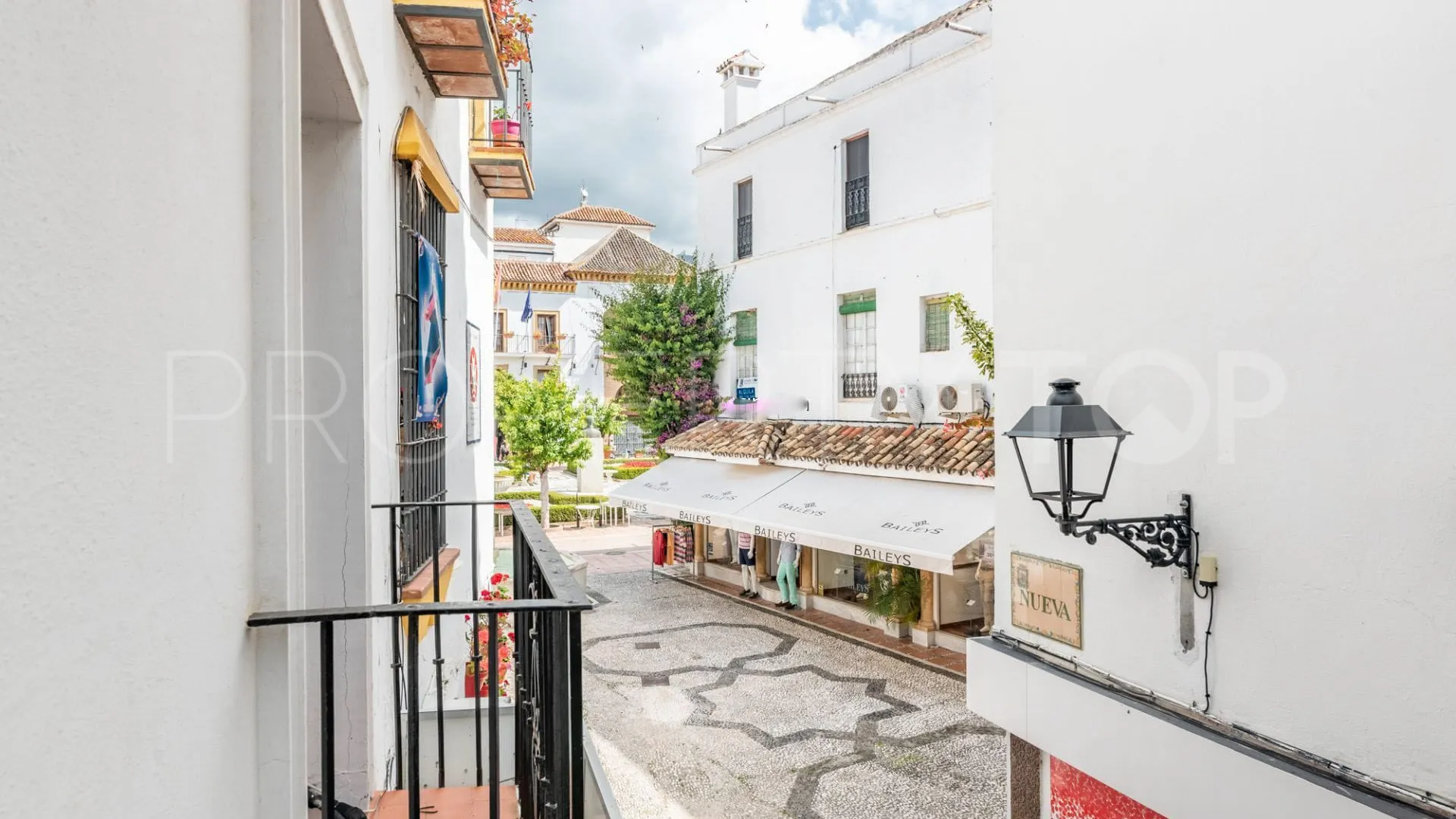 Casco antiguo building for sale