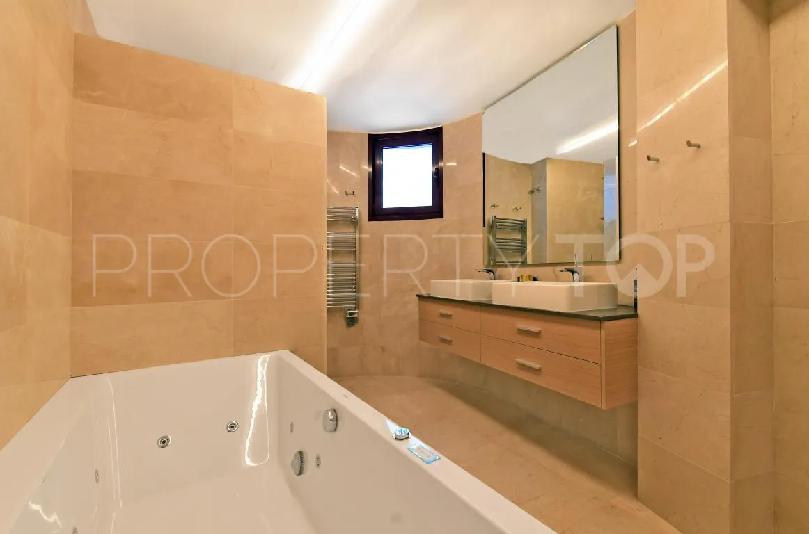 Villa en venta con 7 dormitorios en Nueva Andalucia