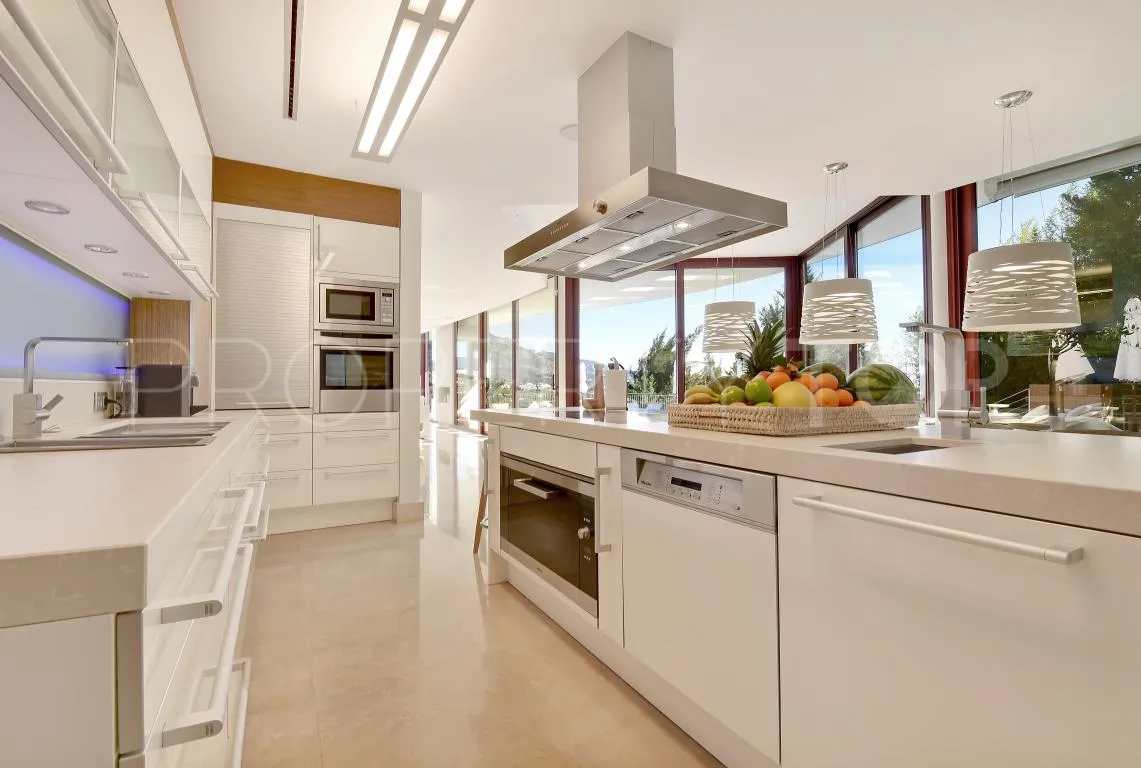 Villa en venta con 7 dormitorios en Nueva Andalucia