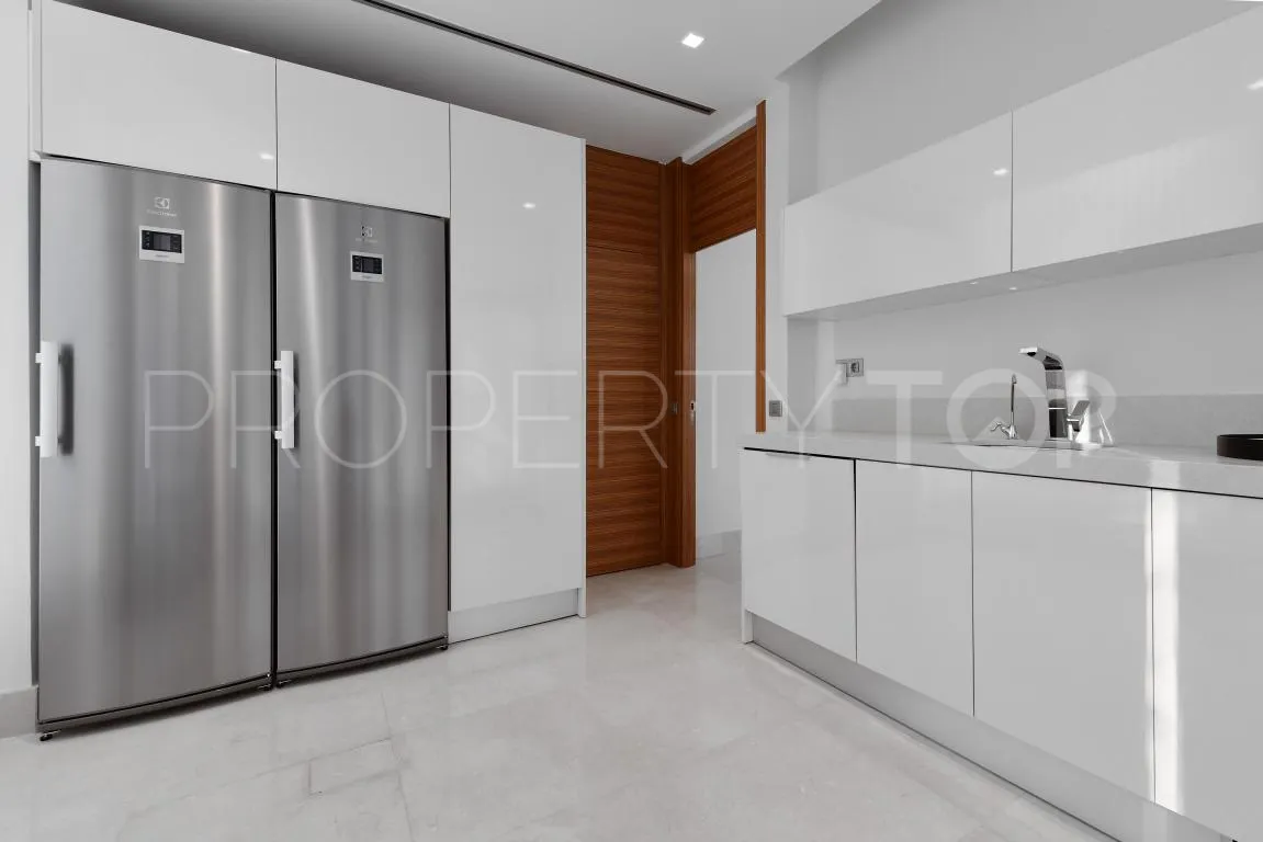 Villa en venta con 7 dormitorios en Nueva Andalucia