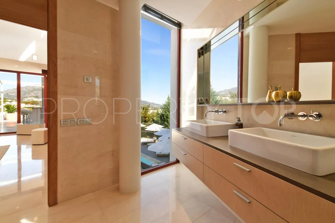 Villa en venta con 7 dormitorios en Nueva Andalucia