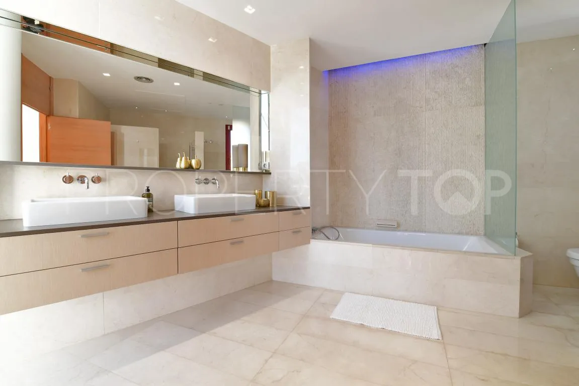 Villa en venta con 7 dormitorios en Nueva Andalucia
