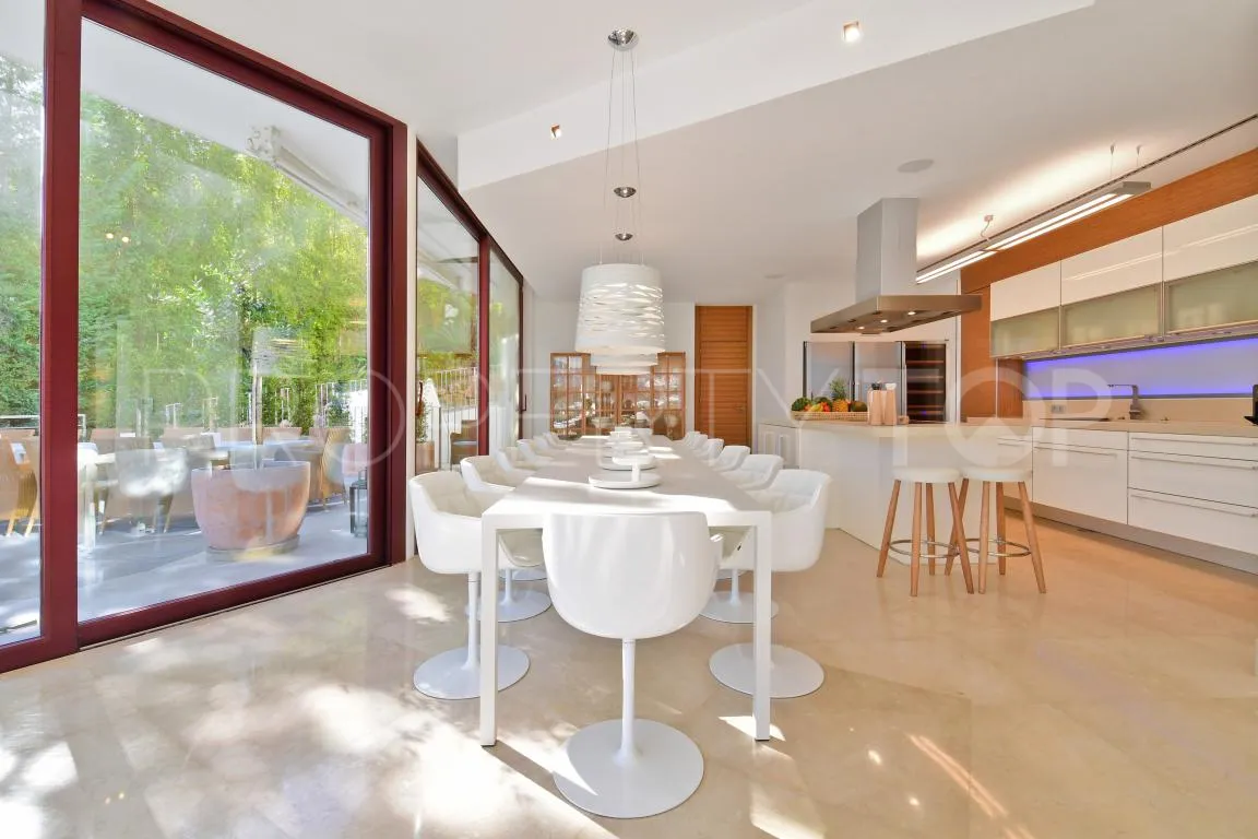 Villa en venta con 7 dormitorios en Nueva Andalucia