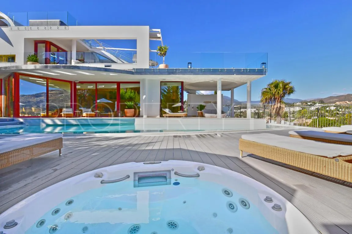 Villa en venta con 7 dormitorios en Nueva Andalucia