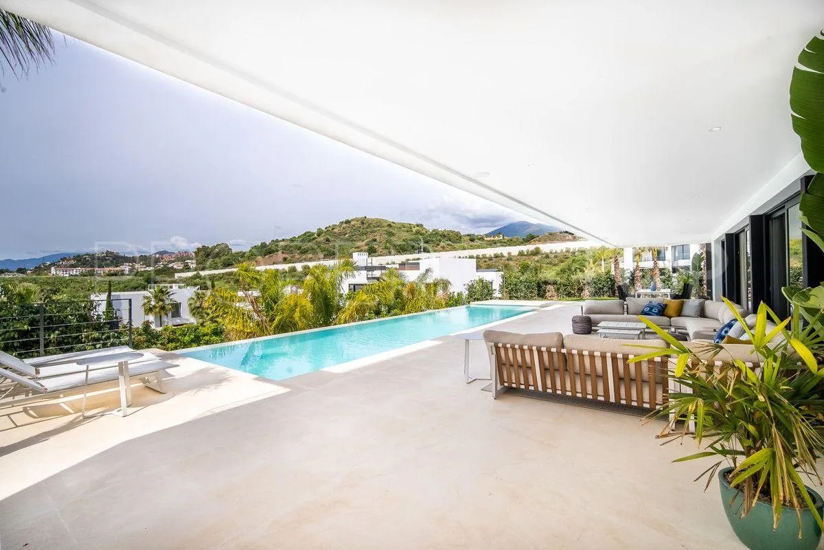 For sale 6 bedrooms villa in Nueva Andalucia