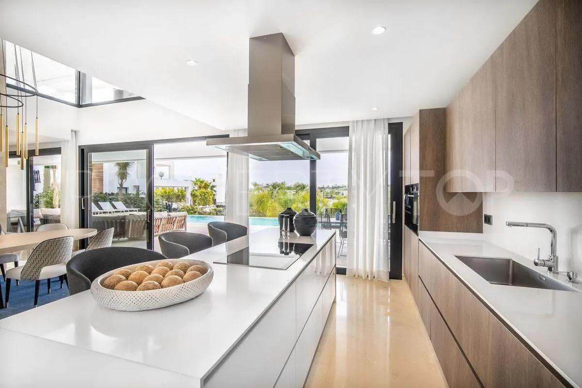 For sale 6 bedrooms villa in Nueva Andalucia
