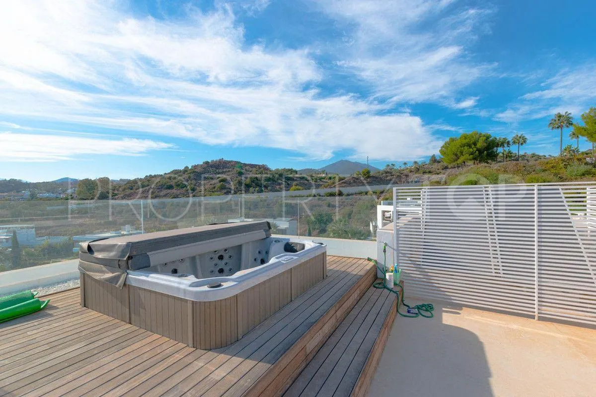 For sale 6 bedrooms villa in Nueva Andalucia