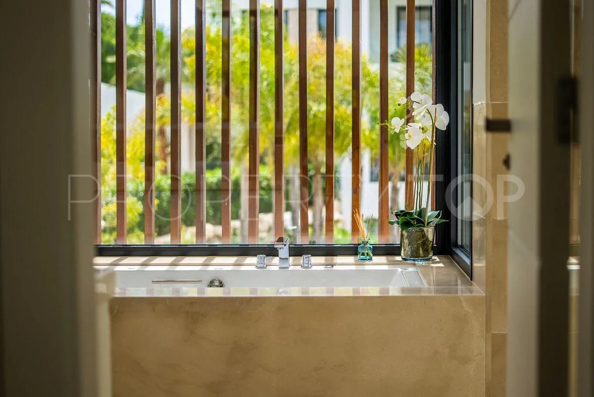 For sale 6 bedrooms villa in Nueva Andalucia