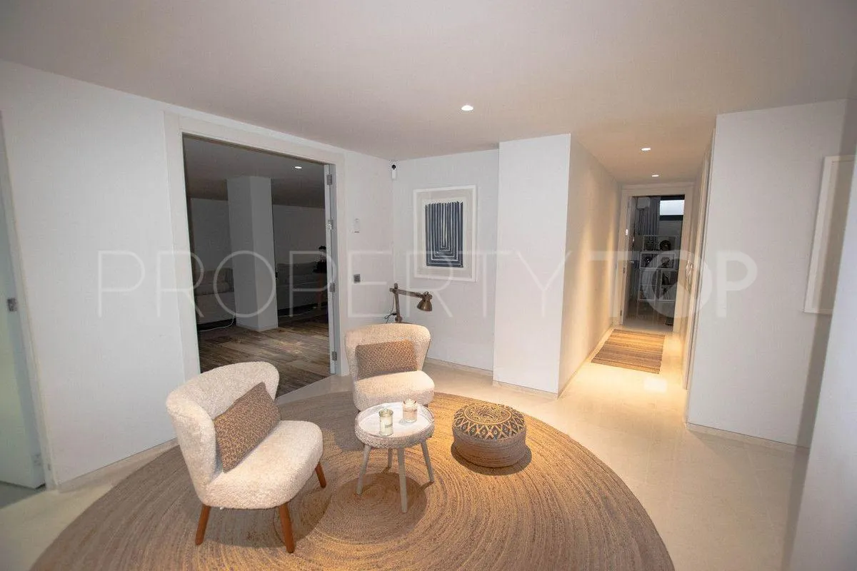 For sale 6 bedrooms villa in Nueva Andalucia