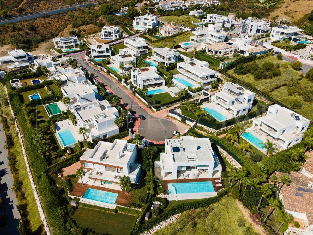 For sale 6 bedrooms villa in Nueva Andalucia