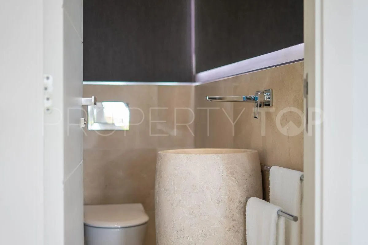 For sale 6 bedrooms villa in Nueva Andalucia