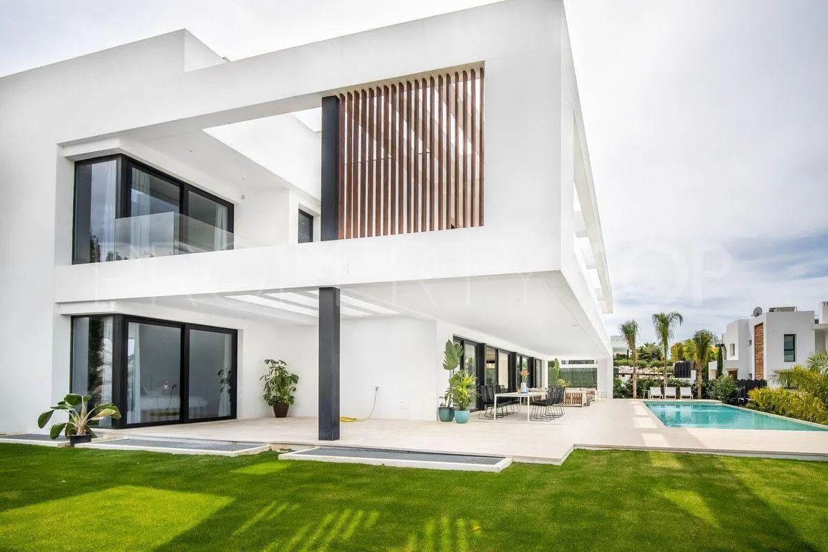 For sale 6 bedrooms villa in Nueva Andalucia