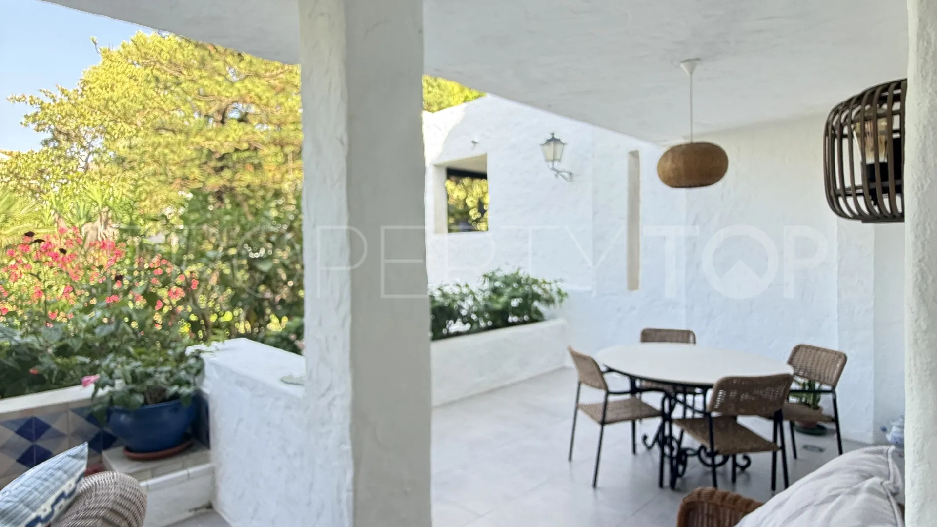Apartamento planta baja en venta en Puente Romano II con 2 dormitorios