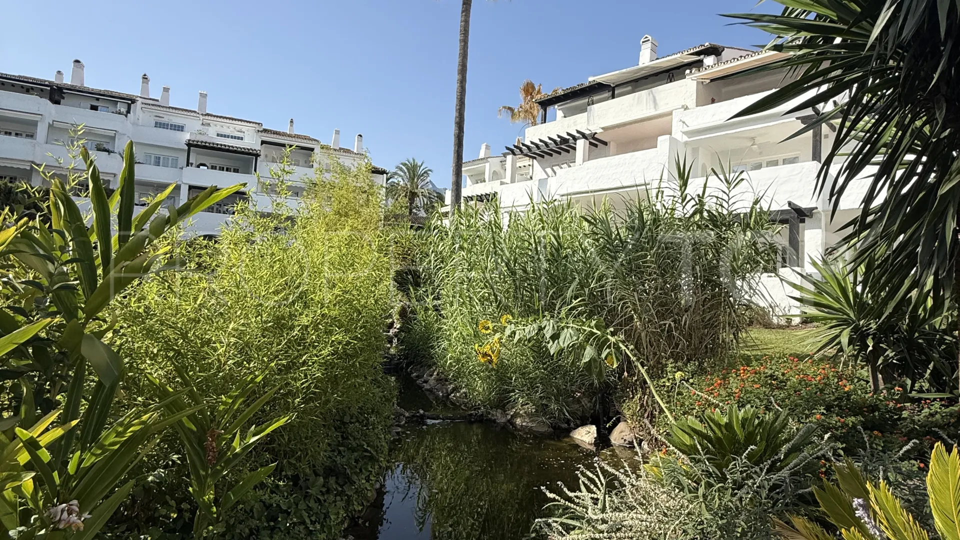 Apartamento planta baja en venta en Puente Romano II con 2 dormitorios