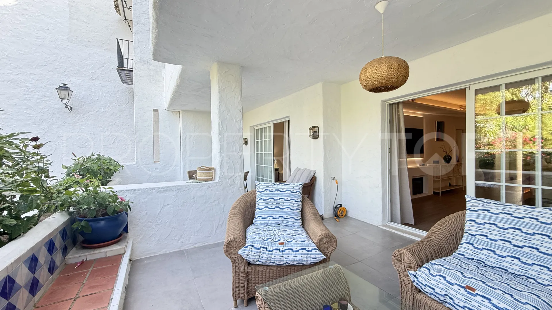 Apartamento planta baja en venta en Puente Romano II con 2 dormitorios
