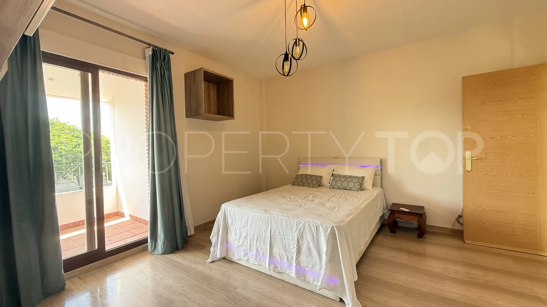 Comprar villa de 4 dormitorios en Guadalmina Baja