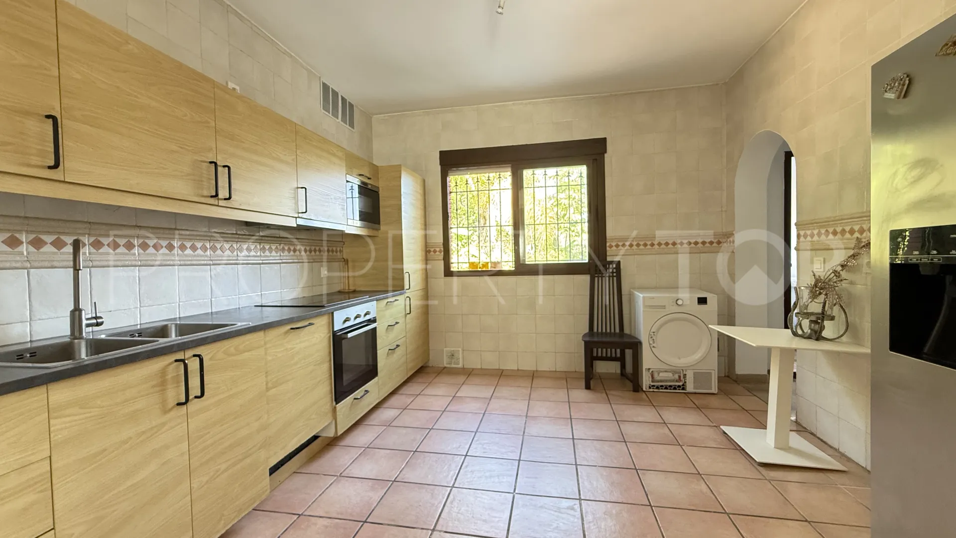 Comprar villa de 4 dormitorios en Guadalmina Baja