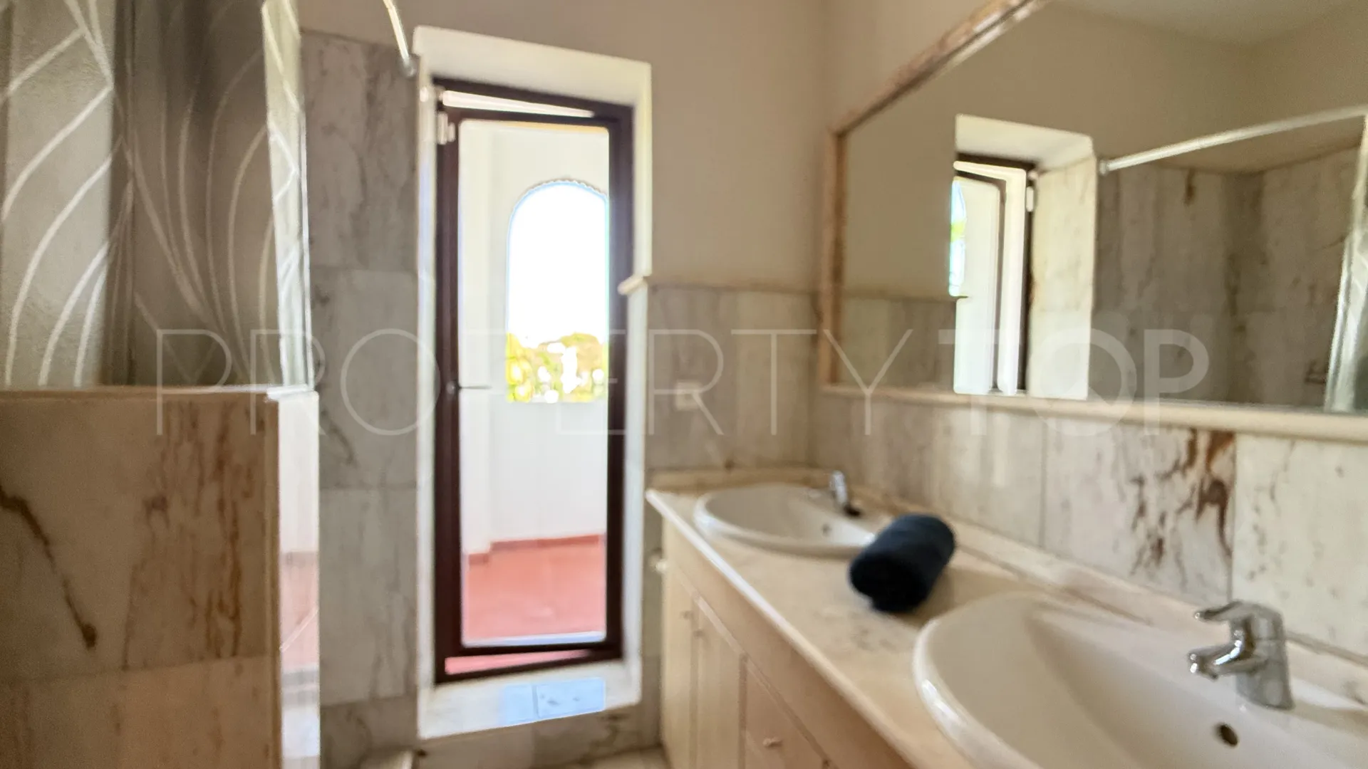 Comprar villa de 4 dormitorios en Guadalmina Baja