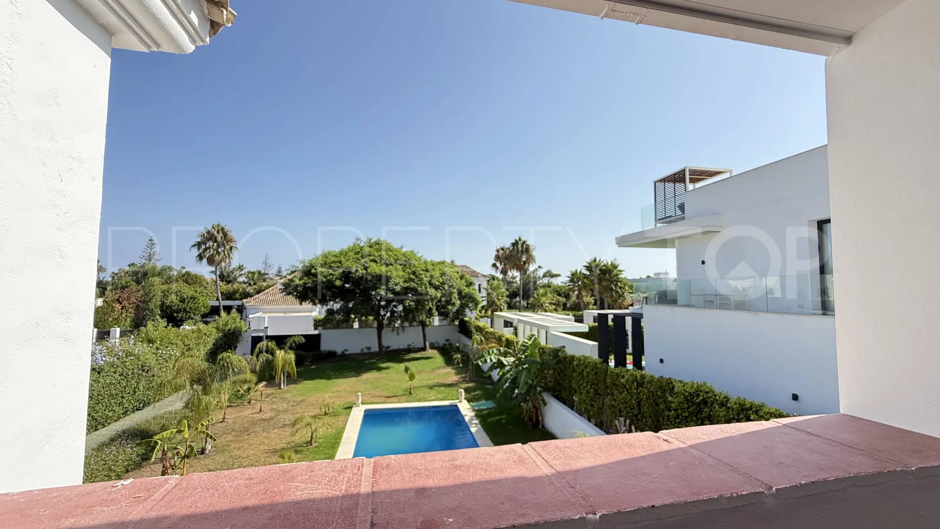 Comprar villa de 4 dormitorios en Guadalmina Baja