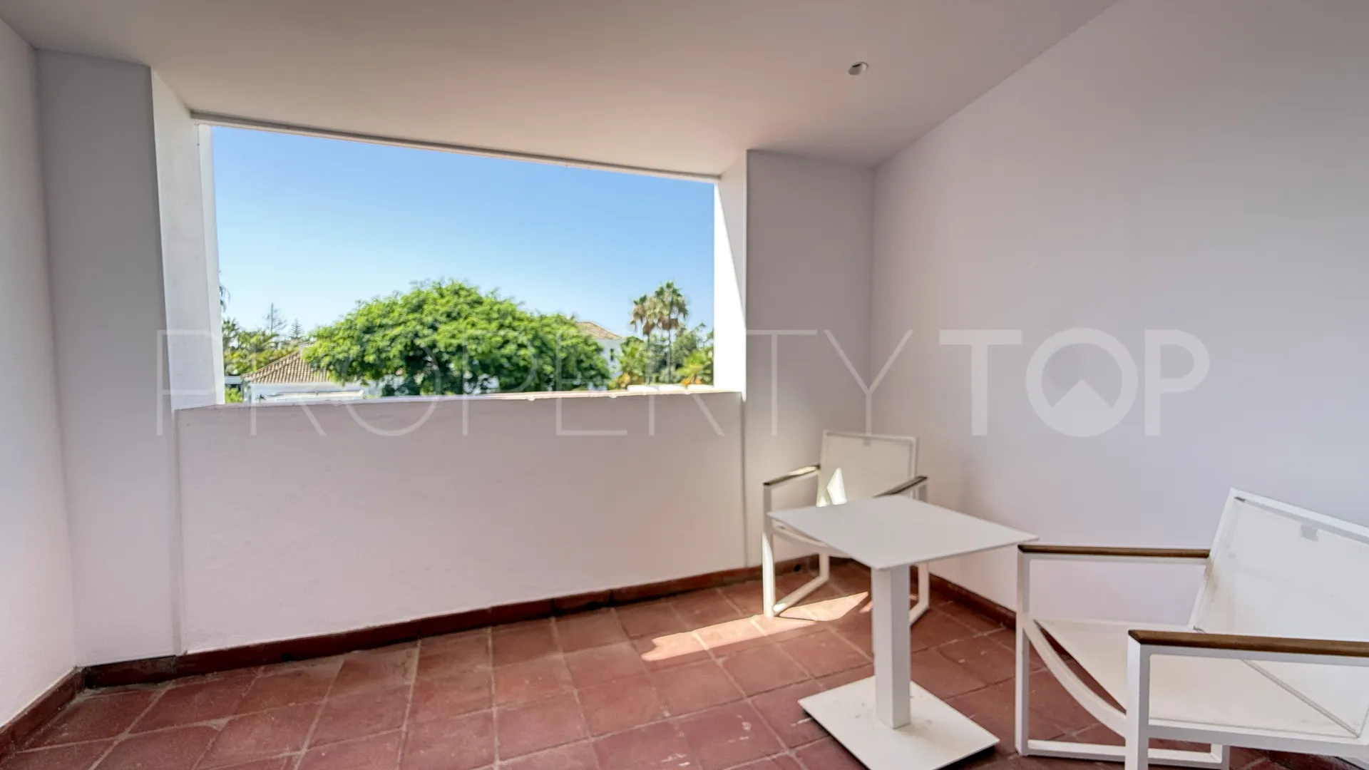 Comprar villa de 4 dormitorios en Guadalmina Baja