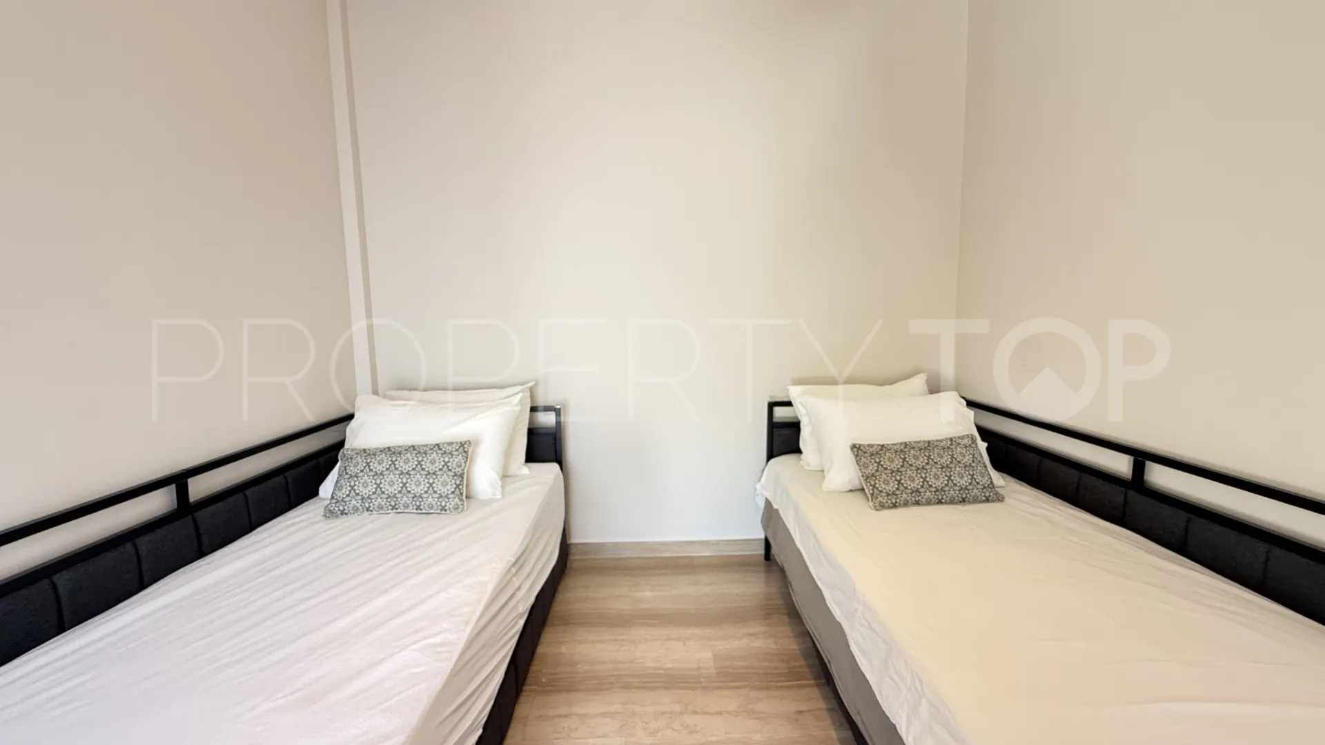 Comprar villa de 4 dormitorios en Guadalmina Baja