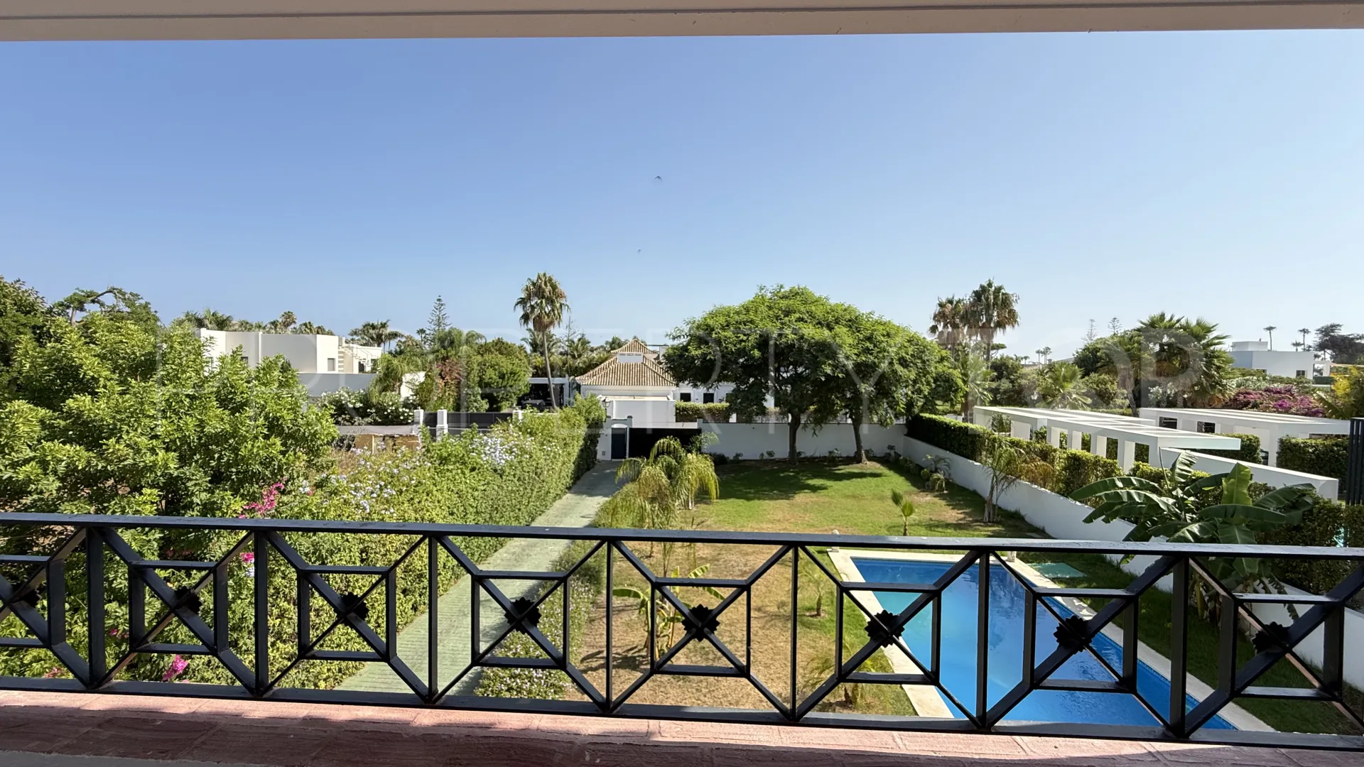 Comprar villa de 4 dormitorios en Guadalmina Baja