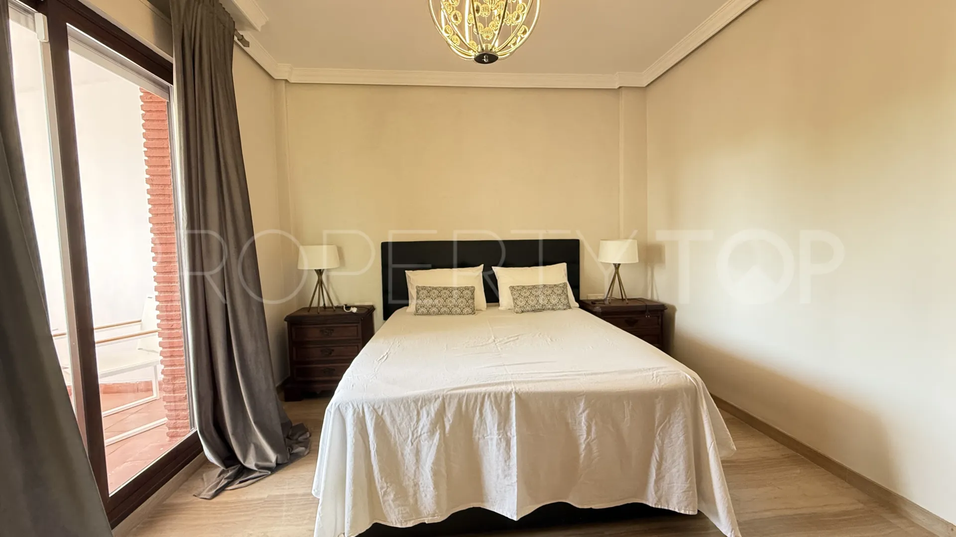 Comprar villa de 4 dormitorios en Guadalmina Baja