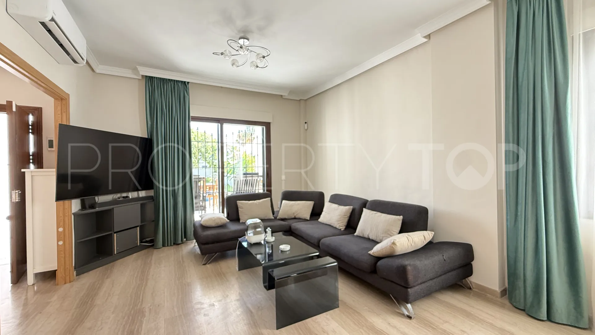 Comprar villa de 4 dormitorios en Guadalmina Baja