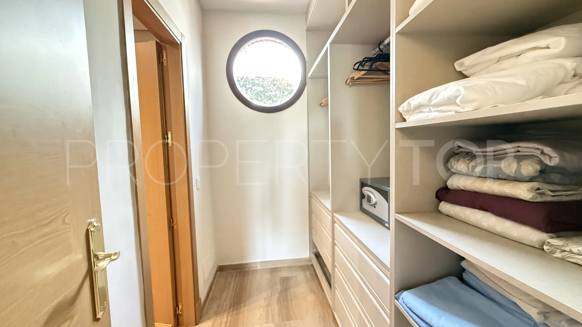 Comprar villa de 4 dormitorios en Guadalmina Baja