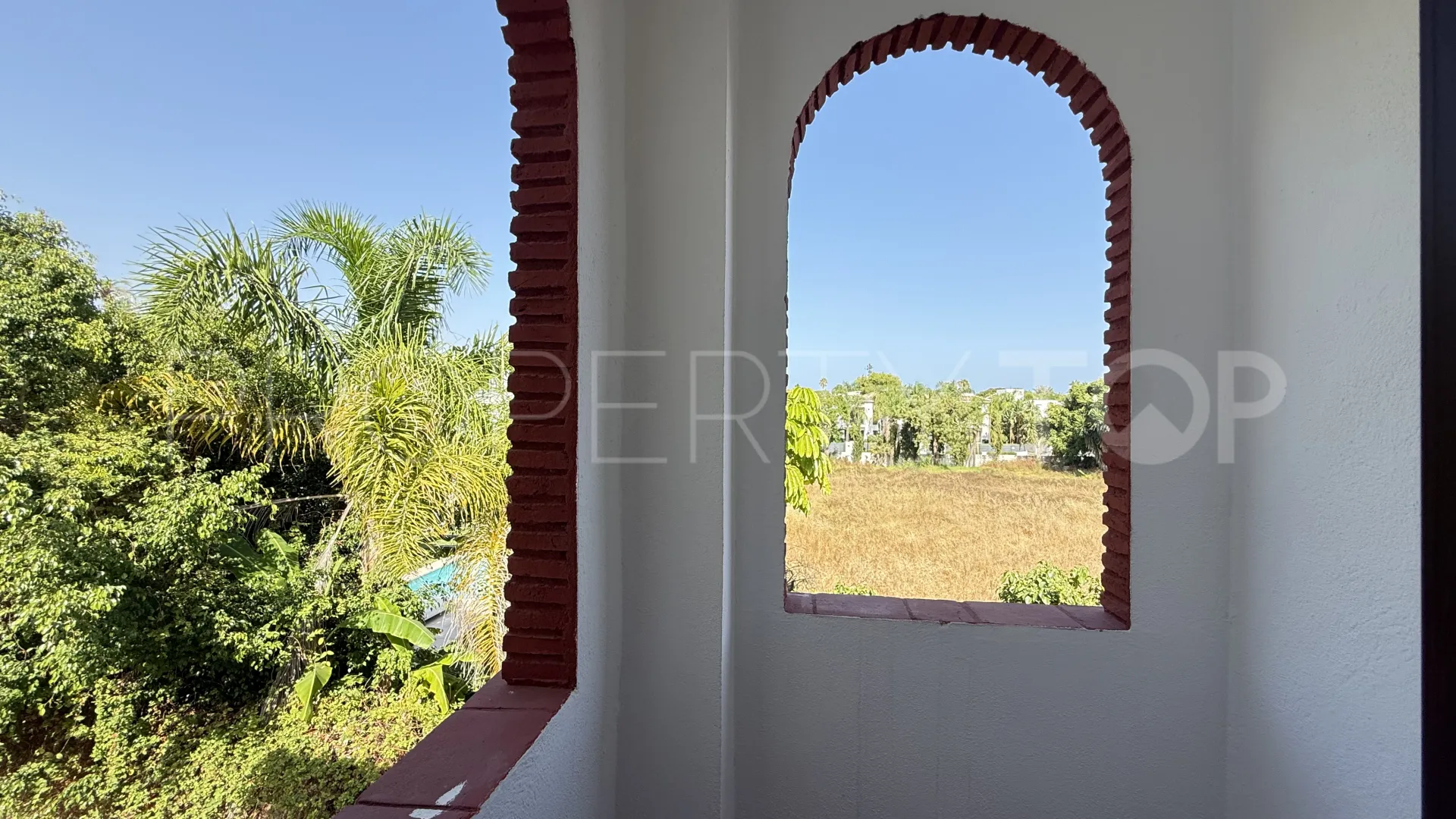 Comprar villa de 4 dormitorios en Guadalmina Baja