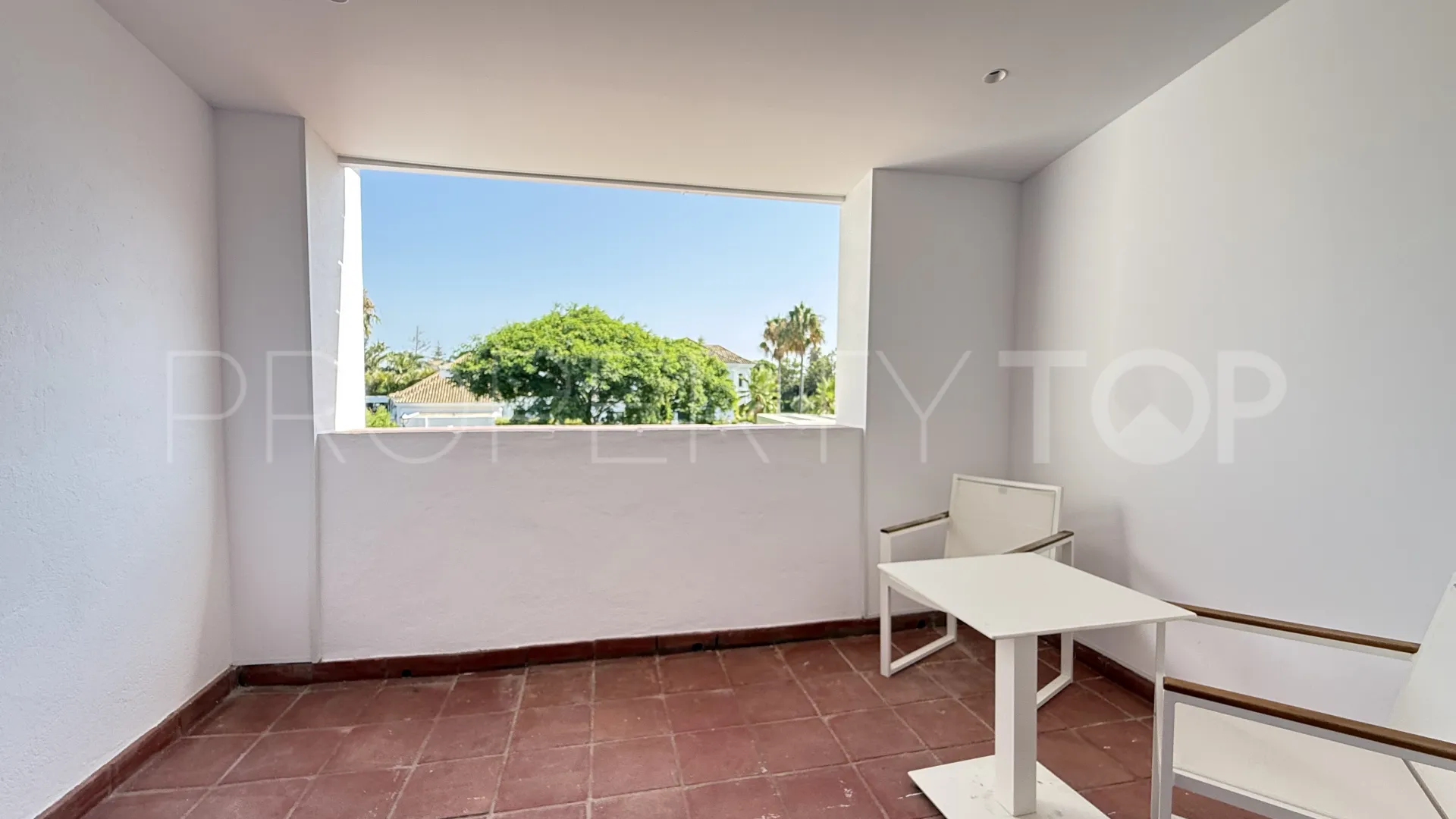 Comprar villa de 4 dormitorios en Guadalmina Baja