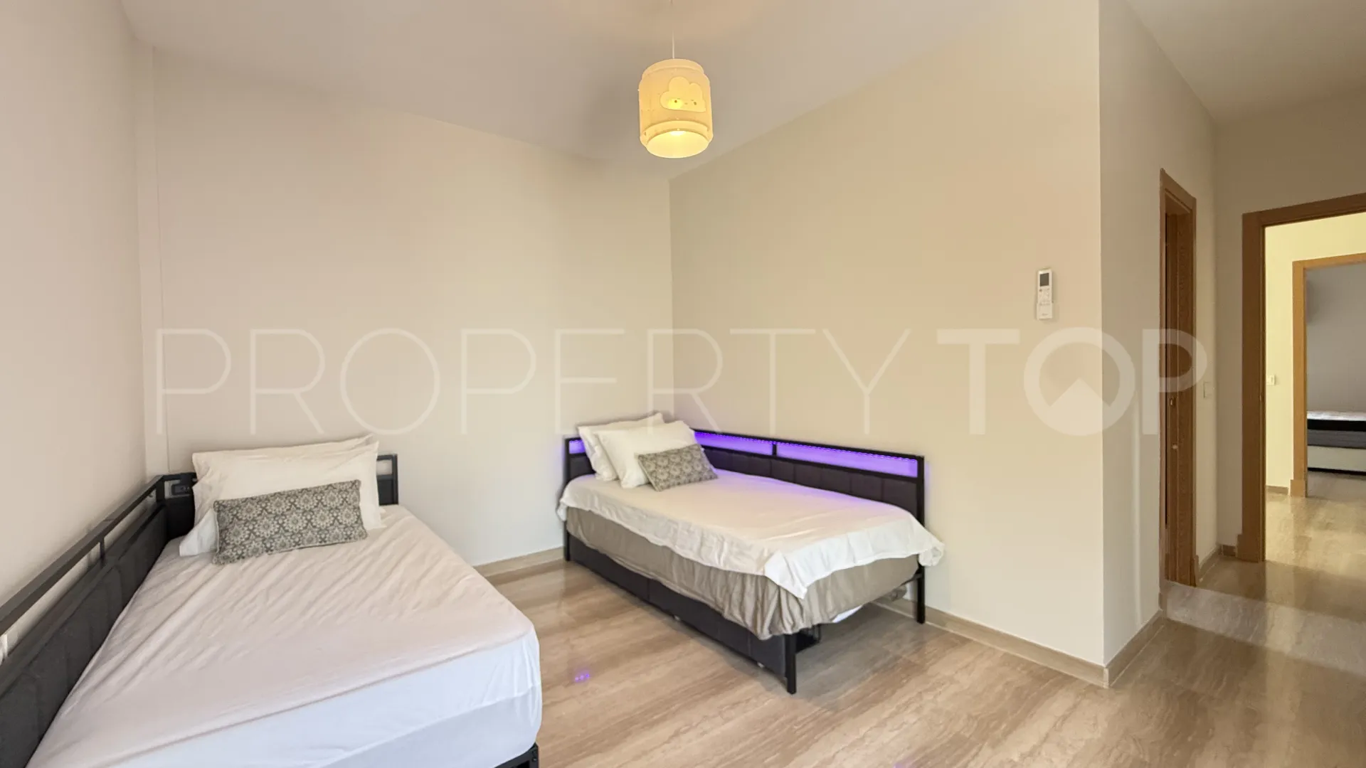 Comprar villa de 4 dormitorios en Guadalmina Baja