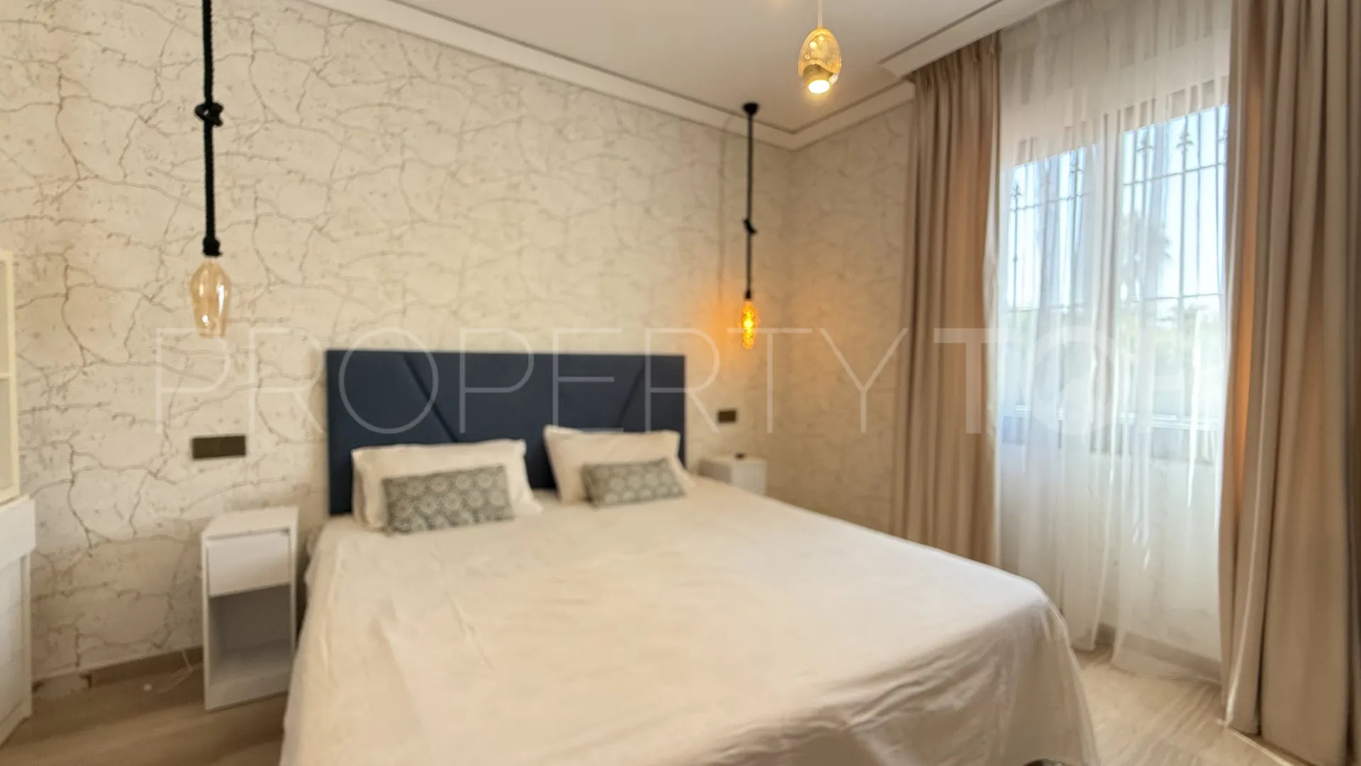 Comprar villa de 4 dormitorios en Guadalmina Baja