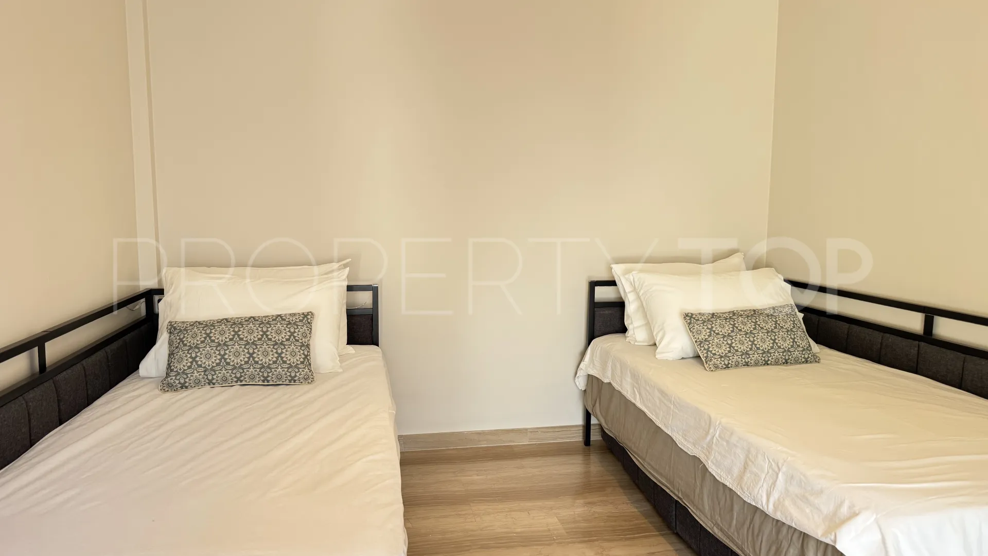 Comprar villa de 4 dormitorios en Guadalmina Baja