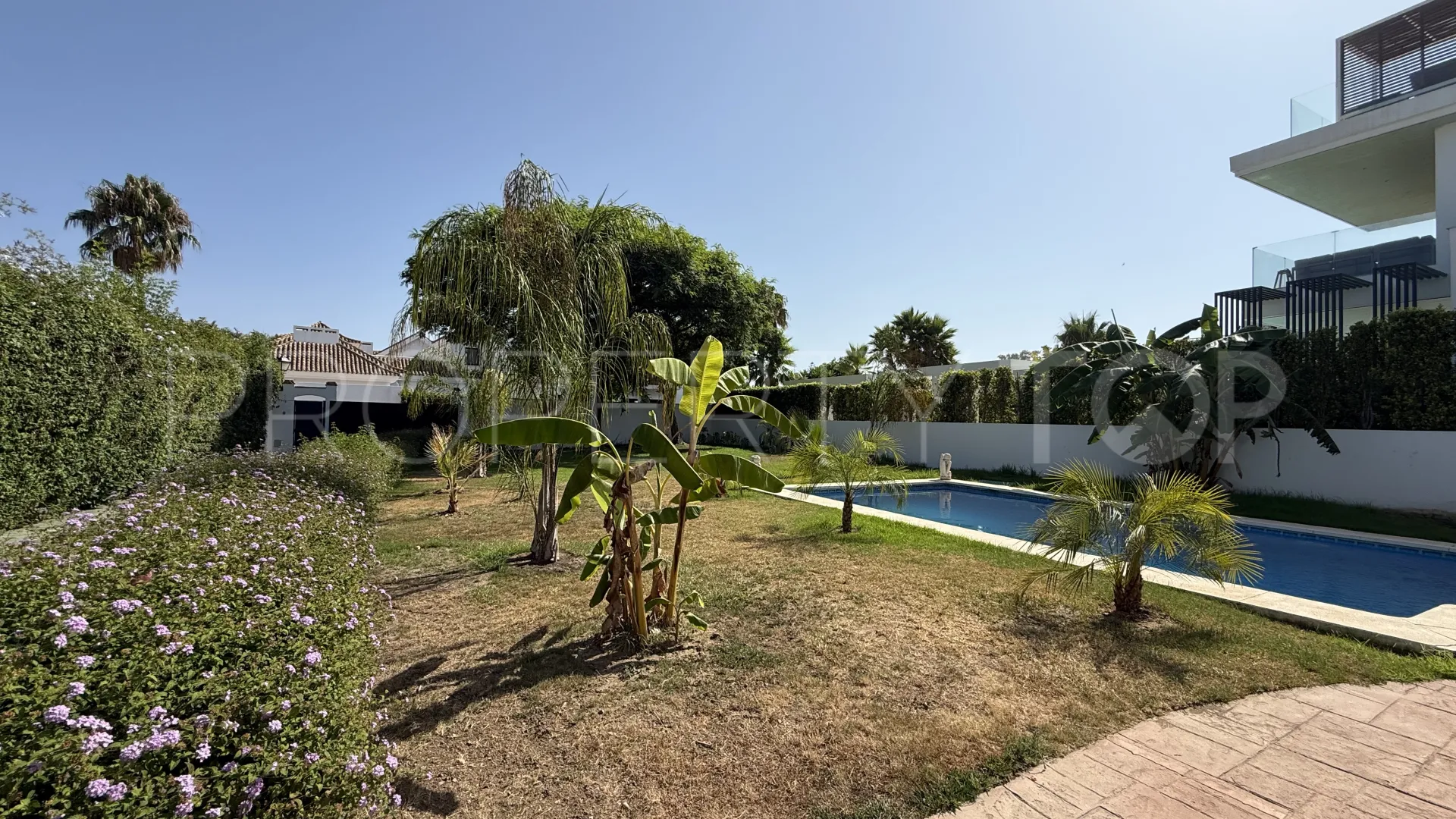 Comprar villa de 4 dormitorios en Guadalmina Baja