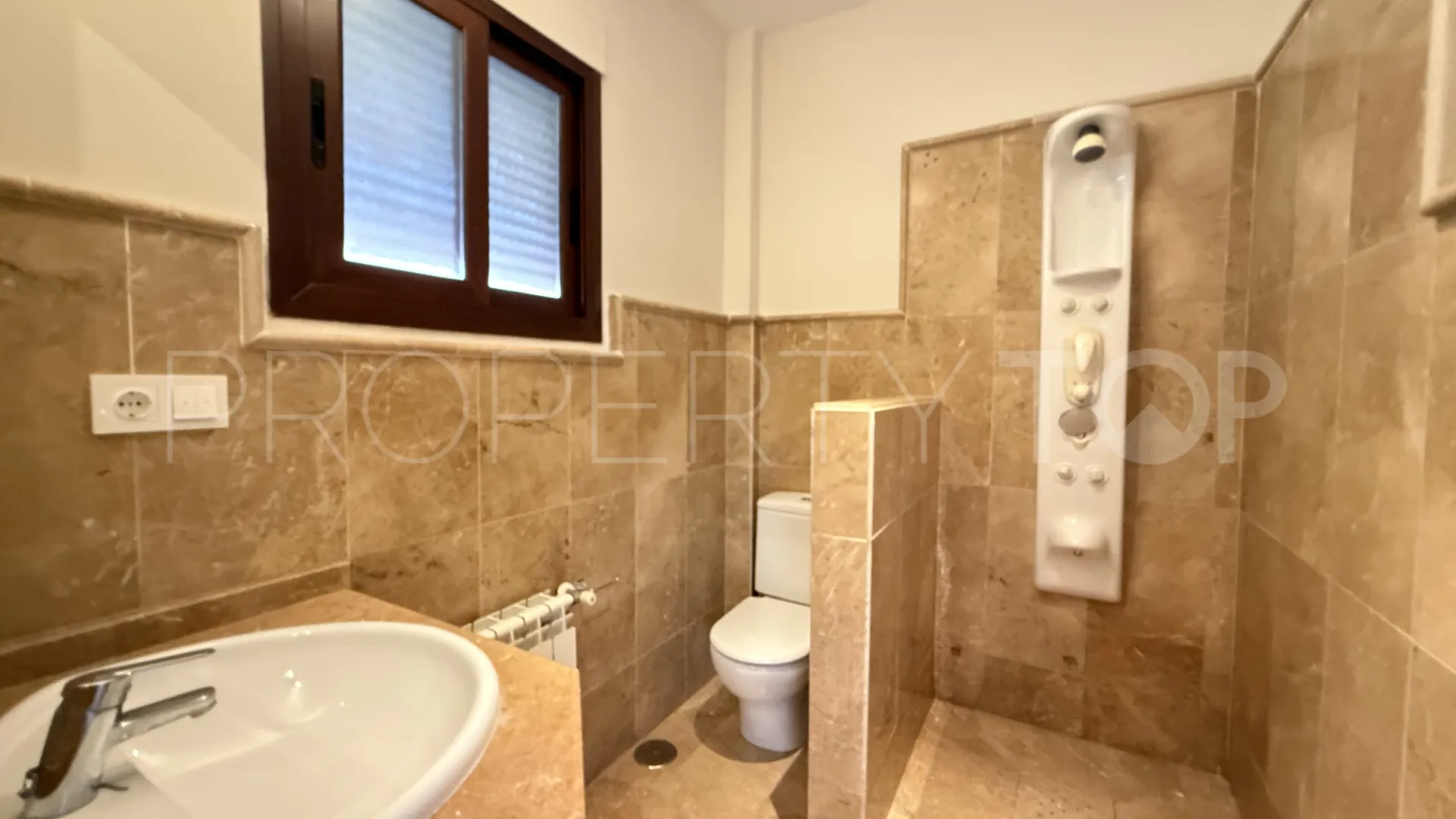 Comprar villa de 4 dormitorios en Guadalmina Baja