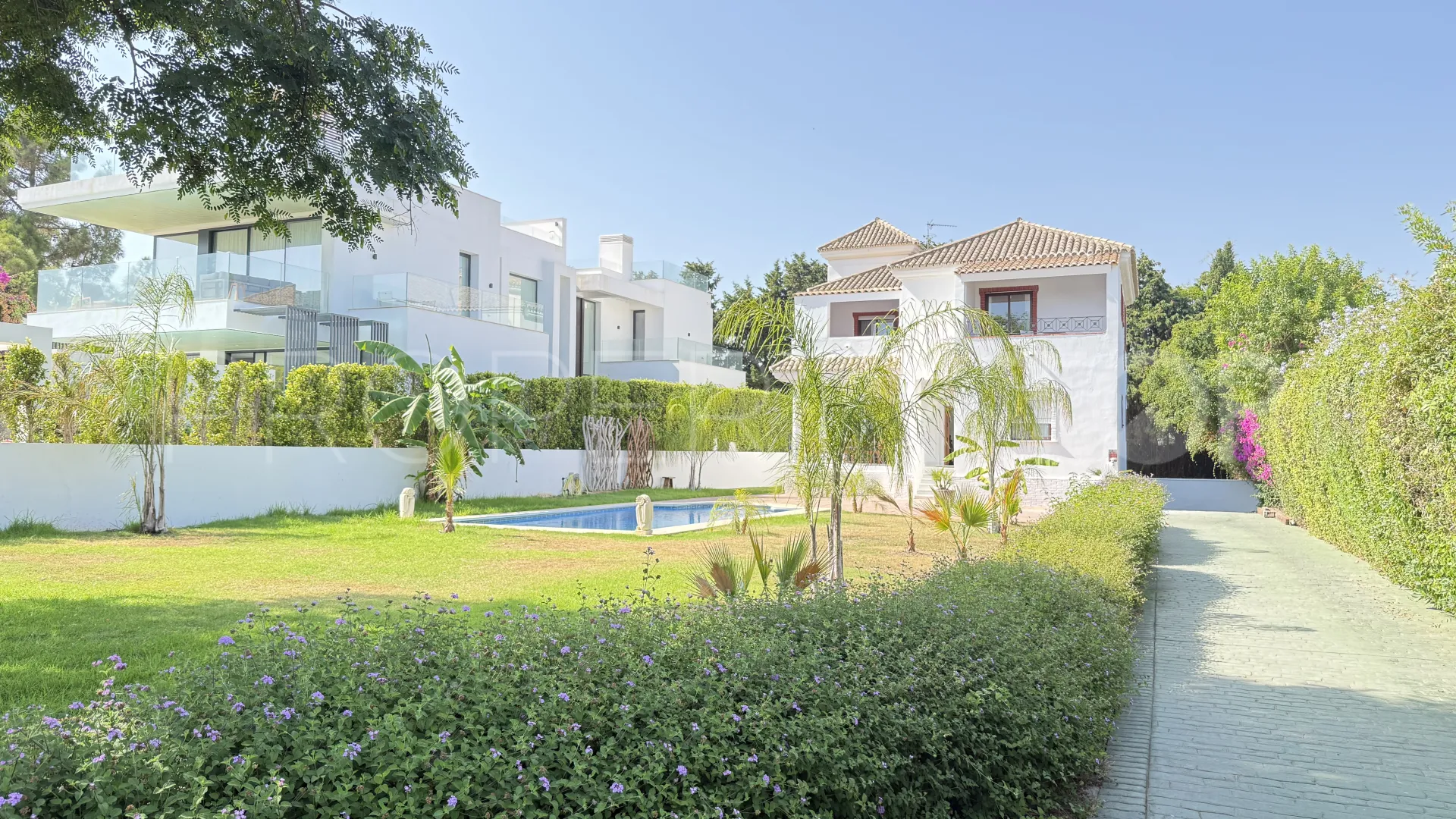 Comprar villa de 4 dormitorios en Guadalmina Baja