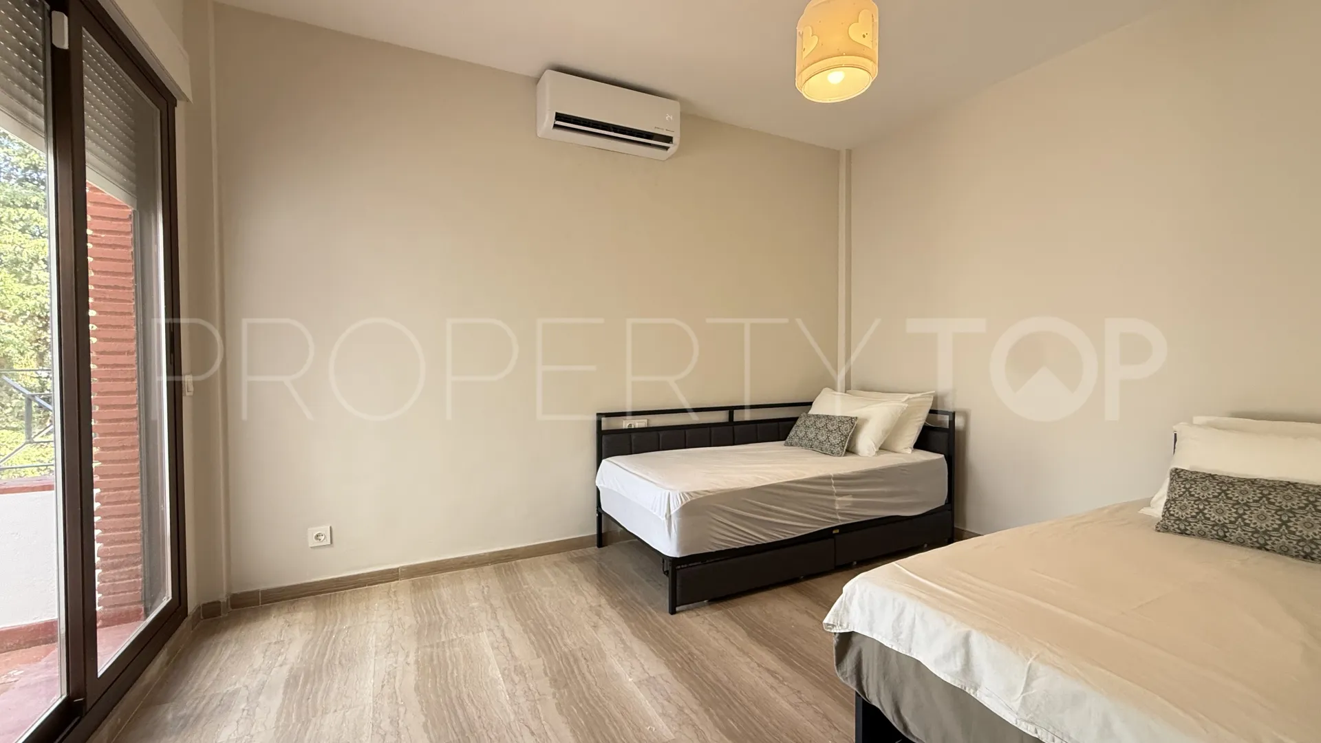 Comprar villa de 4 dormitorios en Guadalmina Baja